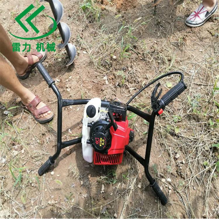 挖樹坑機安全運轉在山體之間